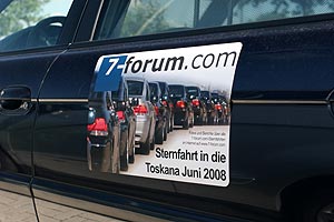 etwa DIN A3 groes Magnetschild mit Hinweis auf die 7-forum.com Sternfahrt am BMW 750iL (E38) von Christian