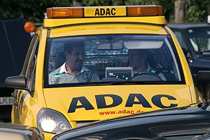 Holly holte den ADAC an der Einfahrt zu Pauls Bauernhof ab und fuhr dann mit ihm zu seinem Auto an der Pferdekoppel