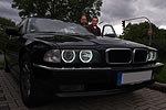 Rudi (�rednose�, links) mit Nesimi (�nesi�) an Rudi BMW 728i (E38)mit j�ngst nachger�steten Standlichtringen