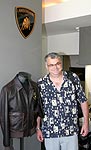 Paul (pavlols) neben einer italienischen XL-Leder-Jacke