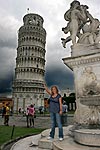 Saskia versucht den schiefen Turm von Pisa zu halten