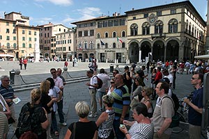 Sternfahrtler auf dem alten römischen Marktplatz in Lucca