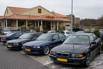 Stammtisch-Parkplatz mit 7er-BMWs aus den Niederlanden