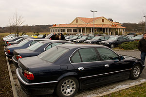 Stammtisch-Parkplatz; vorne der 735i von Giray (BMW-Freak)