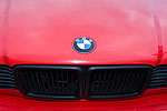 Motorhaube mit BMW-Emblem und schwarz lackierter, groer BMW-Niere