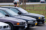 BMW 7er-Reihe auf dem Stammtisch-Parkplatz; hinten im Bild: Peter (peter-express)