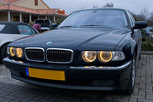 Edwin (Homerraas) hat seinen 735i (E38) nun mit Standlichtringen in BMW-Original-Farbton nachgerstet
