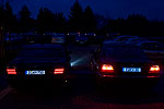 links: der BMW 750i (E32) von Marks (Flkchen V12) mit 3M Leuchtkennzeichen und rechts der BMW 735i (E38) von Eberhard (EV 30) mit G-elumic Leuchtkennzeichen
