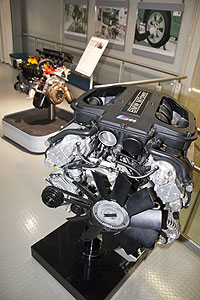 Fr die Besucher ausgestellte Motoren im BMW Werk Leipzig