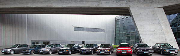 die 7er-BMWs der Teilnehmer an der Werksbesichtigung vor dem BMW Werk in Leipzig
