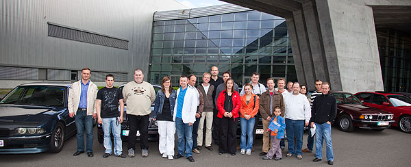 Gruppenfoto der 7-forum.com-Mitglieder, die an der Werksfhrung teilnahmen