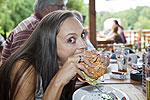 Polina beim Burger-Essen im Lake Side Inn in Haltern am See