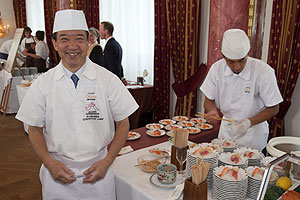 Akira Oshima, Ein-Stern-Meisterkoch aus den Niederlanden (links), kochte Sushi von Thunfisch, Lachs, Gelbflossenfisch, Shrimps und Aal