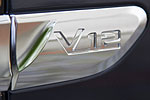V12-Schild unterhalb der A-Sule auf der Vordertr