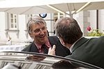 Klaus-Peter S. und Peter S. diskutieren ber Details am BMW 730Ld Individual