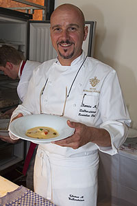 Lufthansa Star Chef Thomas M. Walkensteiner bot Rotes Curry von sizilianischen Wildfanggarnelen mit jungen Pilzen an