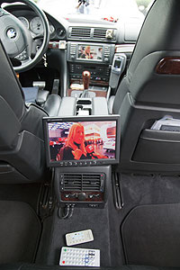 Geburtstagskind Peter (�peter-express�) r�stete seinen BMW 750 (E38) mit einem Fond-Monitor nach