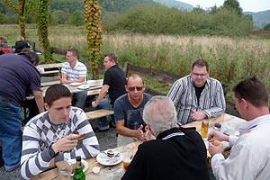 Teilnehmer im Caf� Fahrtwind, eine Zwischenstation auf dem Weg zum N�rburgring