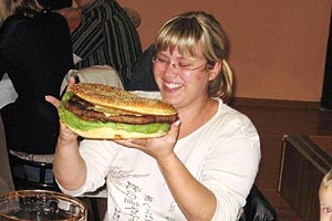 Susan, die Frau von bubi_0815 traute sich an einen Burger im XXXL-Format heran