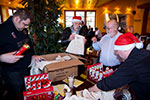 Fleiige Helfer packten Weihnachtsbeutel fr die Stammtischler zusammen