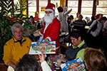 Ein Weihnachtsmann verteilte fr das Caf del Sol Schokoladen-Weihnachtskalender an die Stammtischler