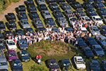 Gruppenfoto der Teilnehmer an ihren Fahrzeugen