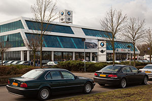 BMW 7er Parken auf dem Parkplatz des BMW Autohauses Ekris in Veenendaal