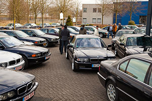BMW 7er-Parkplatz am Autohaus Ekris in Veenendaal