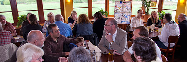 Stammtisch im Café del Sol in Castrop-Rauxel. Mit dabei waren auch Renate und Matthias (Telekom-iker, vorne rechts), die mit rund 400 km den weitesten Heimweg hatten