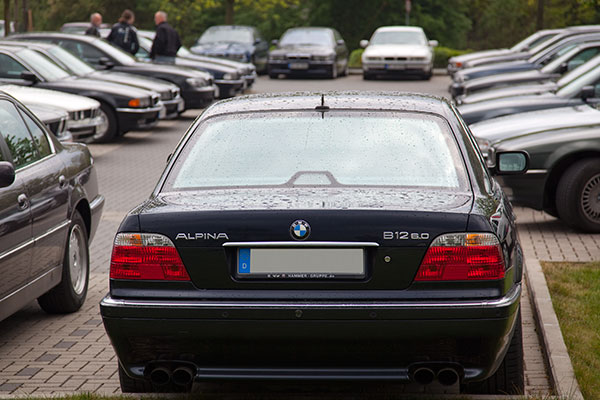 (fast) nur 7er-BMWs in der letzten Parkplatzreihe an der Stammtisch-Lokalität Café del Sol, vorne der Alpina B12 6,0 von Uwe (ureile)