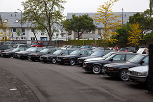 7er-BMWs der Teilnehmer auf dem für die 7er-Fahrer teils abgesperrten Meilenwerk-Parkplatz