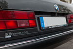 BMW 740i (E32) von Inken ('Last Viking') mit Forums-Kennzeichenhalter und Aufkleber