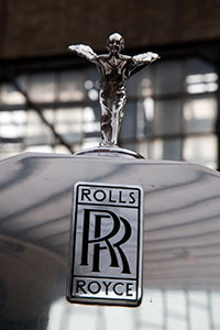Rolls-Royce Phantom VI mit seiner Emily auf der Motorhaube