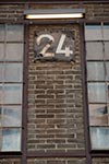 Im denkmalgeschützten Gebäude gibt es noch original erhaltene Details, wie diese Zahl 24.