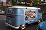 Alter VW Bus mit Werbung für das Meilenwerk auf dem Parkplatz des Meilenwerks Dsseldorf.