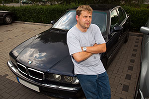 Stammtisch-Organisator Stefan ('Jippie') an seinem 7er-BMW (Modell E38)