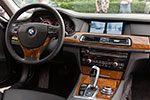 Cockpit im BMW 750Li (F02) mit aktiviertem SideView auf dem Bord-Monitor 