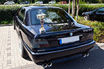 BMW 728i (E38) mit neuen Endrohren und Endschalldämpfern von Wilhelm ('hollyjonson') mit dem Siegerpokal auf dem Stammtischparkplatz
