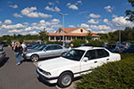 Stammtischparkplatz mit dem weißen BMW 730i (E32) von Walter ('wbwaldi') im Vordergrund