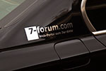 7-forum.com Aufkleber auf der C-Säule von Christians BMW 750Li (F02)