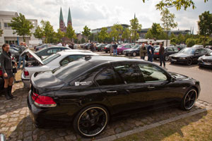 7er-Parkplatz beim Jahrestreffen in Lübeck, vorne der BMW 750i Individual (E65) von Ingo ('Black Pearl')