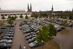 Foto von der Hebebühne mit Blick über den gesamten 7er-Parkplatz in Lübeck