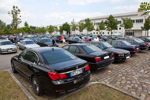 gut gefüllter BMW 7er Parkplatz am 28.05.2011 mitten in Lübeck. Vorne der BMW 750Li (F02) von ORGA-Team-Mitglied und Veranstalter Christian ('Christian')