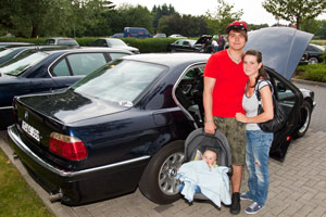 Forums-Schornsteinfeger Alain ('Alien') mit seinen Liebsten: seiner Frau, seinen neu geborenen Sohn und last but not least, seinem BMW 730i (E38)