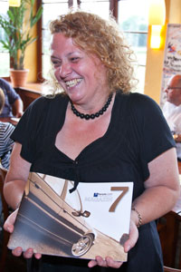 Redaktionsmitglied und Forumsmoderatorin Ulrike, genannt 'Ulli' (alias 'JeffJaas' im Forum) gab die jüngste Ausgabe des 7-forum.com Magazins "Sieben" beim Stammtisch aus.