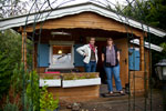 Gartenhaus am Ferienhaus mit Viola ('*Phoebe*') und Vera ('Highlinchen')