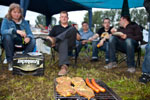 Umst�ndehalber standen nur zwei kleine Grills zur Verf�gung, und so dauerte das Grillen etwas l�nger.&cpy=cs