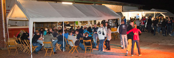 ab Mitternacht stieg die Party im Eingangsbereich auf Pauls Bauernhof