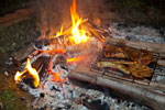 Gegen 2 Uhr: da sich die Grills zwischeneitlich abgek&uuml;hlt hatten, wurde nachts kurzerhand auf dem Lagerfeuer weiter gegrillt. 