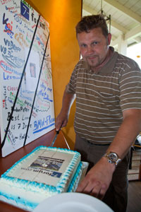 Stammtisch-Organisator Stefan ("Jippie") schneidet die Geburtstagstorte an